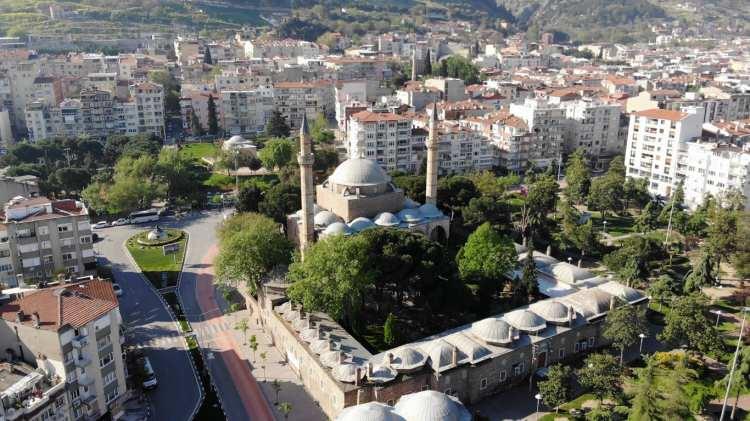 <p>Kentte Mesir Macunu Festivali için her yıl yurt içi ve yurt dışından binlerce insanın akın ettiği Sultan Cami önündeki meydan, bu yıl korona virüs tedbirleri sebebiyle boş kaldı.</p>