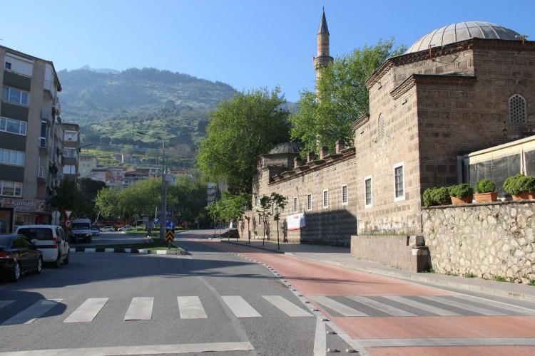 <p>Şifalı olduğuna inanılan mesir macununu kapmak için her yıl binlerce insanın doldurduğu Sultan Camii'nin önündeki meydan boş kalırken, cami ve meydanın sessiz hali havadan görüntülendi.</p>
