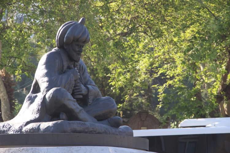 <p>Hafsa Sultan, hastalığa şifa olan macunun her Nevruz günü halka saçılmasını istedi.</p>