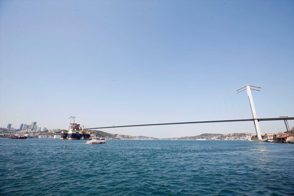 <p>Boğaz güvenliği nedeniyle platformun geçişi sırasında üst düzey güvenlik önlemleri alındı. Kurtarma-5, Kurtarma-8, Kurtarma-11, Kurtarma-7 römorkörleri, Nene Hatun, KIYEM-6 botu ve 5 kılavuz kaptan, dev platforma Boğaz trafiğinde eşlik etti.</p>
<p> </p>