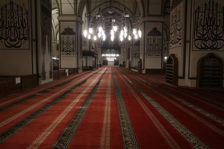<div>Tarihi Ulu Cami’miz her gün dolup taşıyordu. Şadırvanıyla, tarihiyle, maneviyatıyla, bu günlerde boş kaldı. </div>