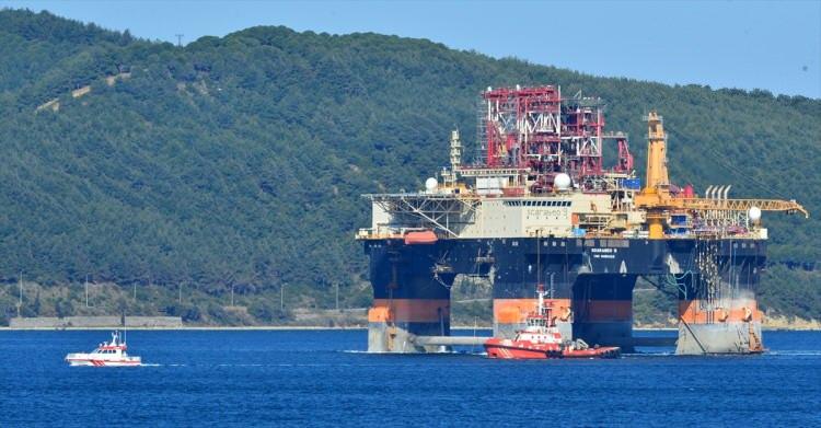 <p>Yaklaşık 2,5 saatte Çanakkale önlerine ulaşan platformun geçişi nedeniyle boğaz tek yönlü olarak transit gemi geçişlerine kapatıldı.</p>
<p> </p>