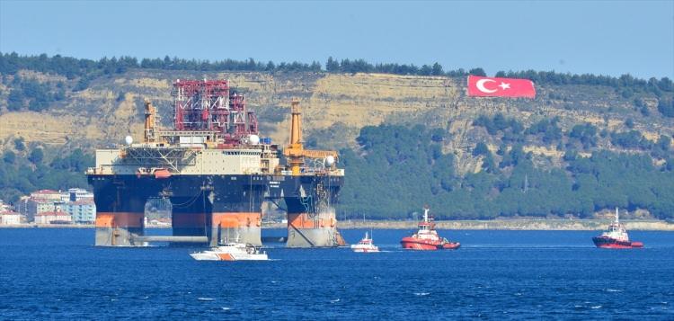 <p>Romanya'nın Köstence Limanı'ndan gelen ve İspanya'nın Kartegena Limanı'na giden 36 bin 863 groston ağırlığındaki "Scarabeo 9", saat 07.30'da kuzey yönden boğaza giriş yaptı. </p>
<p> </p>