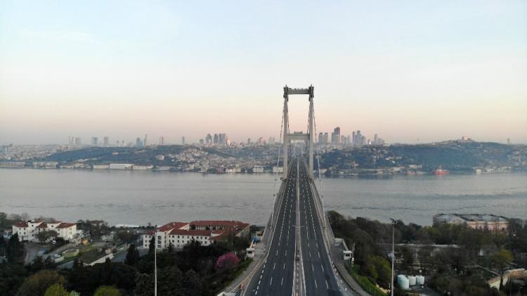 <p>Yeni tip korana virüsle (covid-19) mücadele kapsamında 30 büyükşehir ile Zonguldak ilinde ilan edilen sokağa çıkma kısıtlaması sürüyor. Kısıtlamanın ikinci gününde İstanbul’daki yollar adeta boş kaldı. Normal zamanlarda kentin en işler yerleri arasında olan Vatan Caddesi, Sirkeci Meydanı, Galata Köprüsü, Barbaros Bulvarı, 15 Temmuz Şehitler Köprüsü ile E-5 Karayollarında trafik ve araç geçişi neredeyse sıfıra indi.<br />
 </p>

