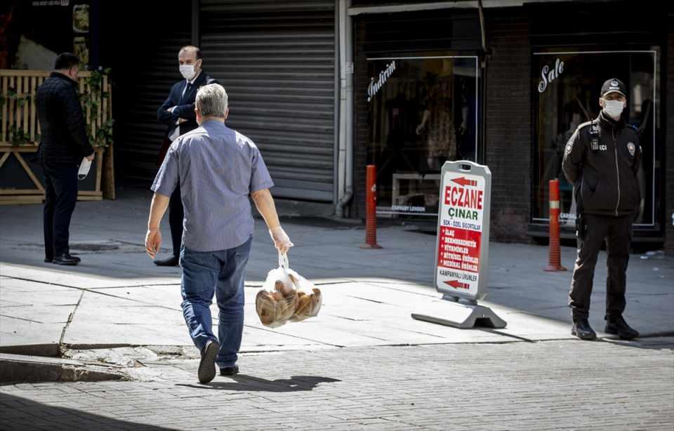 <p>İ&ccedil;işleri Bakanlığınca, 65 yaş &uuml;st&uuml; ve kronik rahatsızlığı bulunan kişiler ile 20 yaş altındakilerin sokağa &ccedil;ıkmasını kısıtlayan genelge kapsamında, kent genelinde emniyet birimlerinin kontrolleri devam ediyor.</p>
