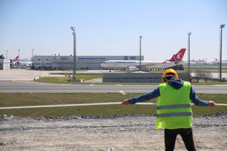 <p>Cumhurbaşkanı Recep Tayyip Erdoğan'ın 6 Nisan'da yapılacağını duyurduğu Atatürk Havalimanı yerleşkesindeki 1000 yataklı hastanenin inşaatı çalışmaları devam ediyor.</p>

<p> </p>

