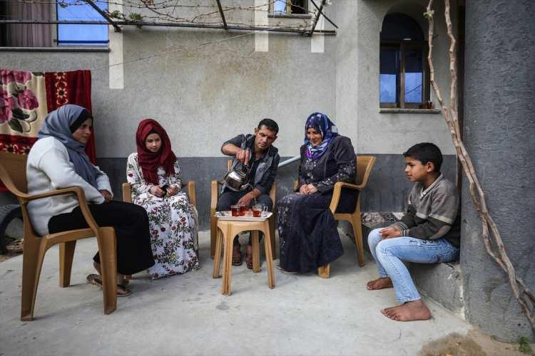 <p>İçinden geçtikleri süreçte evde kalmanın "milli bir görev" olduğunu ifade eden Ebu Rayide, Gazze'nin sağlık alt yapısının zayıf olması nedeniyle evde kalarak yetkililerin işini kolaylaştırmak gerektiğini kaydetti.</p>

<p> </p>

