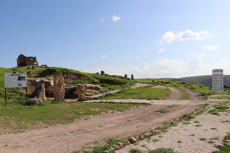 <p>"Yoğun bir ziyaretçi grubumuz var. Geçen yıl 430 bine yakın ziyaretçi geldi. Koronavirüs salgını olmasaydı bu yıl 1 milyon ziyaretçiyi ağırlayacaktık. Bundan dolayı şu anda alanda ziyaretçi bulunmuyor. Tabii çalışmalarımız devam edecek. Şu an hazırlık sürecindeyiz. Salgın bittiği zaman kazı ve restorasyon çalışmaları hızlı bir şekilde başlayacaktır."</p>
