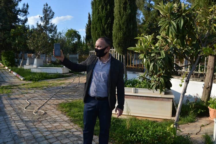 <p>Anne Akcan, Mardin'in Kızıltepe il&ccedil;esinde 2010 yılında ter&ouml;ristlerce d&uuml;zenlenen silahlı saldırıda şehit olan oğlu &Ouml;mer Akcan'ın d&uuml;zenli olarak ziyaret ettiği İslahiye Şehitliği'ndeki mezarına gidemeyince, diğer oğlu İsmet Akcan'dan yardım istedi.</p>

<p>&nbsp;</p>
