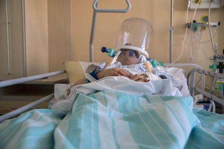 <p>Ve bir hemşire olarak, kendisiyle ilgili korkularını da bastırmak zorunda kalıyor: "Sürekli kabus görüyorum. Uyuyamıyorum. Virüsün bana da bulaşmasından çok endişe ediyorum. Meslektaşlarımla konuştuğumda görüyorum ki herkes çok korkuyor."</p>
<ul>
</ul>