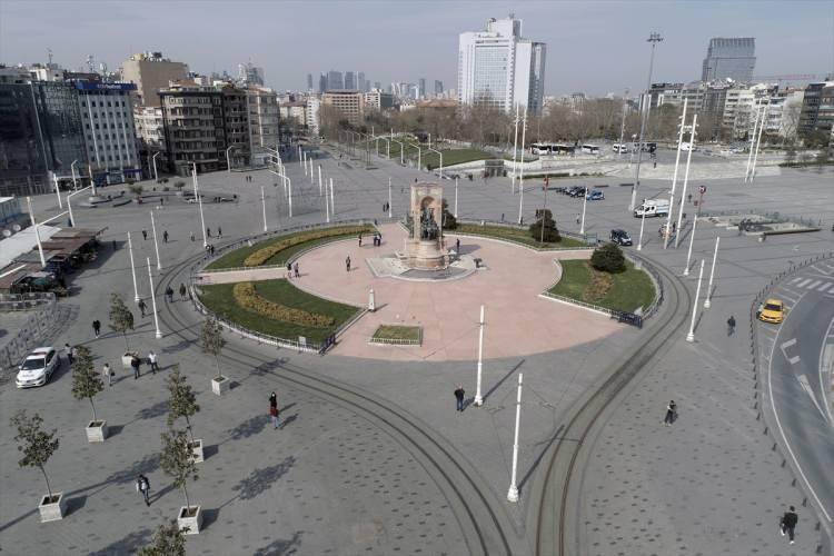 <p>Dünyanın en kalabalık şehirlerinden olan, tarihi ve turistik mekanlarıyla milyonları ağırlayan İstanbul'da, Taksim Meydanı'nın yeni tip koronavirüs (Kovid-19) salgınını önleme çalışmaları kapsamında alınan kararlara uyulmasıyla boş olduğu görüldü.</p>
<p> </p>