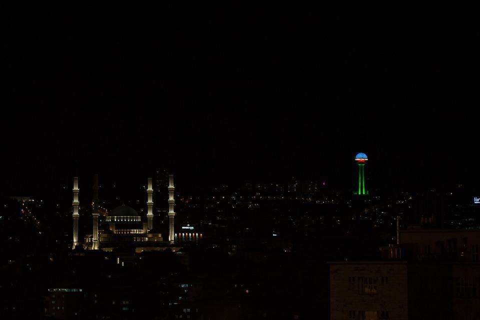 <p>Kulenin tepe kısmındaki ekranlarda "İki Devlet Tek Millet, Can Azerbaycan'a Sevgilerle" mesajı yazılırken, Atakule'nin AVM kısmında bulunan kavisli dev led ekranlardan iki ülkenin bayrakları dalgalandırıldı.</p>