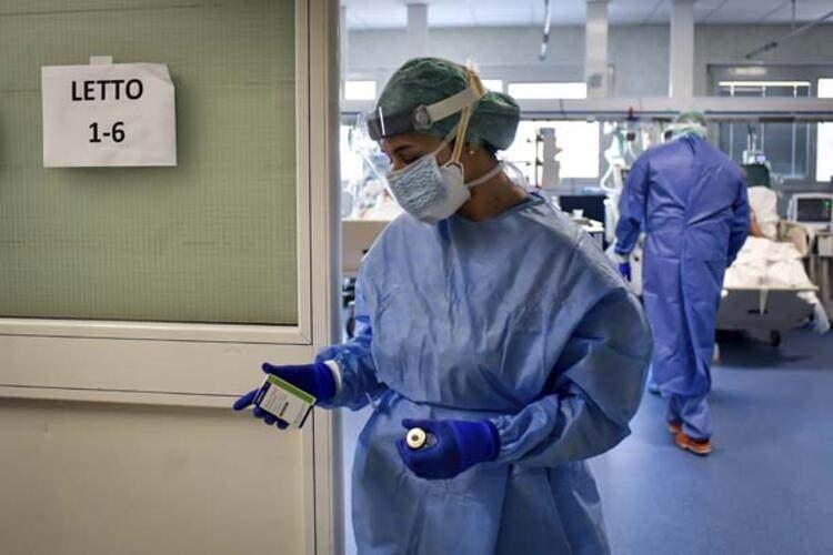 <p>Geçen yıl Nittla tüberküloza yakalandı ve aylarca çalışamadı. Bu sebeple akciğer kapasitesinin kısıtlı olduğunu da biliyor: "Bana herkes 'sen çalışmamalısın' diyor. Ama bu bir pandemi, her şeyi bir kenara koyup görevimi yapıyorum. Her gün mesaim bittiğinde hayatını kaybeden hastalarım aklımdan çıkmıyor. Ama hastaneden dışarı çıktığımda beynimi durdurup daha fazla düşünmemeye çalışıyorum."</p>

<p> </p>
