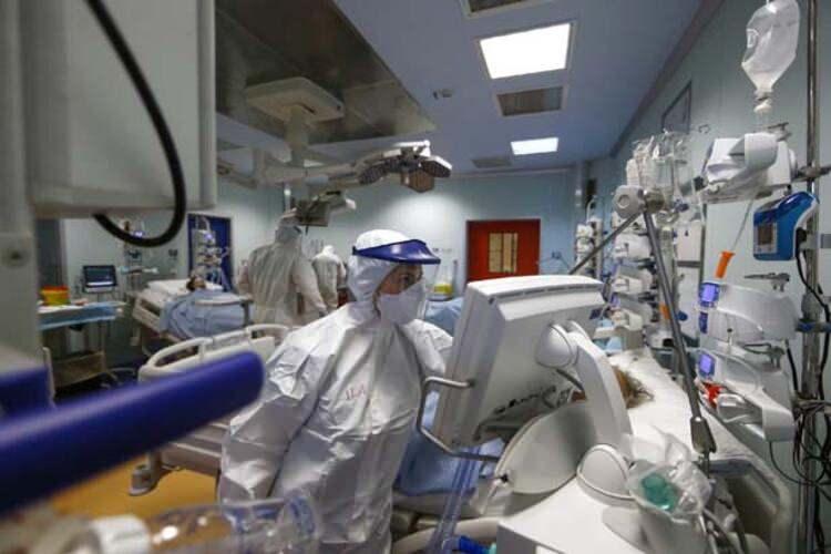 <p>İngilzi Daily Mail gazetesi, aynı gün Wuhan Viroloji Enstitüsü Müdürü Yanyi Wang'ın personele ve kilit yetkililere hastalık hakkında bilgi vermemelerini emrettiğini söyledi.</p>
<p> </p>