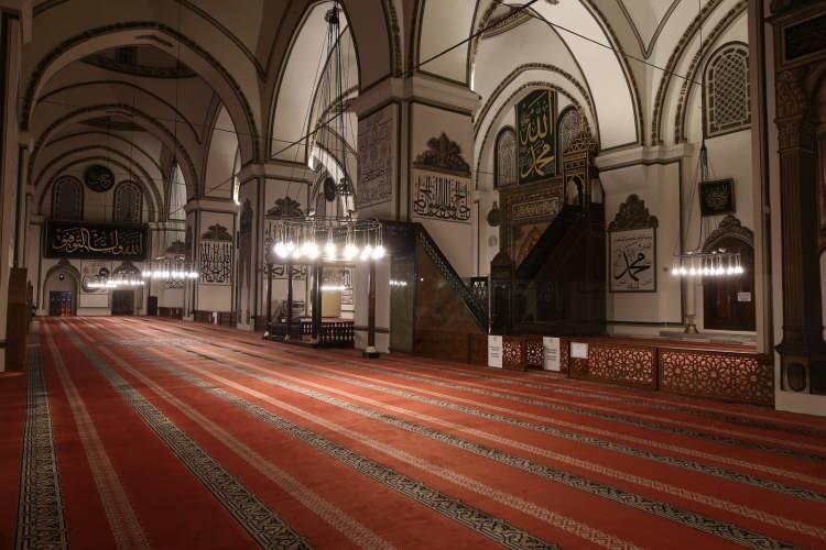 <div>Ulu Cami Müezzini Adem Saygılı, Türkiye’nin zor zamanlardan geçtiğine işaret ederek, “Ülkemiz zor zamanlardan geçiyor. </div>