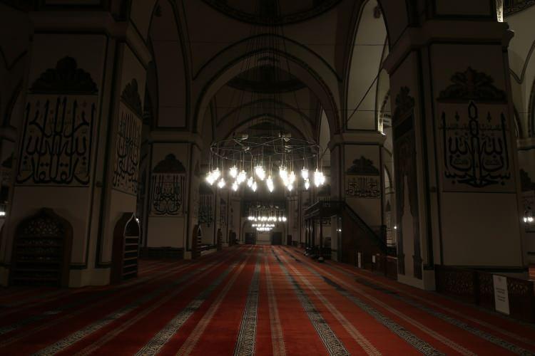 <p>Bütün hassasiyet önemle yerine getiriliyor. Bu mübarek mabette, Rabbimiz bizi en kısa zamanda omuz omuza namaz kılacağımız günlere eriştirsin” diye konuştu.<br />
</p>