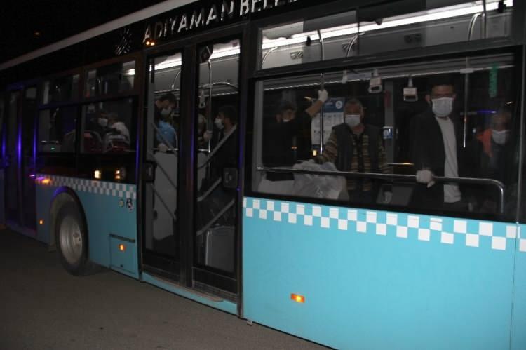 <p>Yasanın Resmi Gazete’de yayımlanmasıyla birlikte Adıyaman Açık Ceza İnfaz Kurumuna çıkan bütün cadde ve sokaklar polisler tarafından kapatıldı. Barikatlarla kapatılan yola hiçbir araç ve hükümlü yakını bırakılmadı. Ceza infaz kurumuna giren halk otobüslerine ‘sosyal mesafe’ kuralına göre az sayıda hükümlü bindirildi. Hükümlülerden Adıyamanlı olanlar otobüslerle Sümer Meydanı, Valilik önü veya Demokrasi Parkı’nda indirilerek burada aileleri tarafından özel araçlarla alınarak evlerine doğru ayrıldı. Adıyamanlı olmayan hükümlülerin ise yine aynı şekilde otobüslerle memleketlerine bırakılacağı öğrenildi.</p>