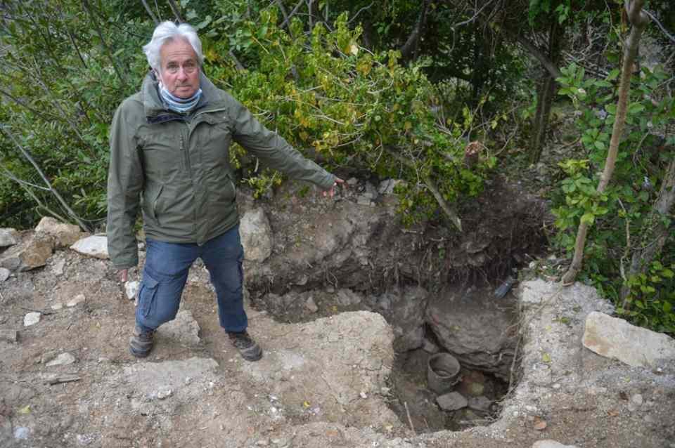 <p>Kazının yapıldığı bölgenin yakınındaki mezarlık da yok olma tehlikesiyle karşı karşıya.</p>
<p>Bozgoca koyunda çalılıkların arasında kalan mezar taşları dikkat çekiyor.</p>