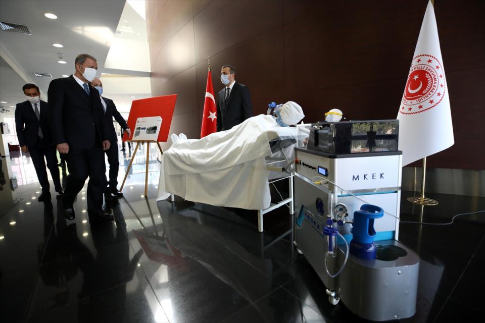 <div>Tamamen yerli ve milli imkanlarla üretilen cihazın tasarımında ve üretiminde emeği geçenleri tebrik eden Akar, "Bir taraftan Silahlı Kuvvetlerin, diğer taraftan da değerli halkımızın ihtiyaçlarını karşılamak bakımından Sağlık Bakanlığı ile koordineli olarak bu faaliyetlerimizi sürdürmeye devam edeceğiz." ifadelerini kullandı.</div>
<div> </div>