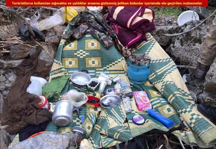 <p>"Biji Amed" kod adlı H. K.'nin ölü, "Laşer Cem" kod adlı F.Ö'nün sağ olarak etkisiz hale getirildiği operasyon kapsamında güvenlik güvenlik güçlerince yapılan arazi taramasında dün teröristlerce kış üstlenmesi için kullandığı tespit edilen sığınak kullanılamaz hale getirildi.</p>
<p> </p>