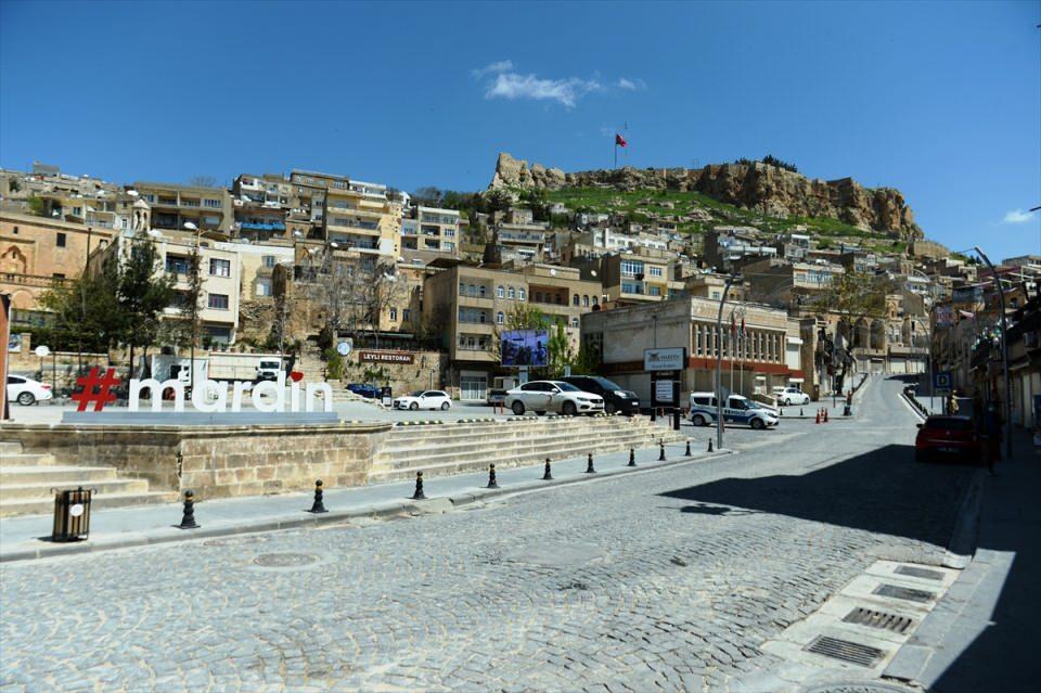 <p>İ&ccedil;işleri Bakanlığının 30 b&uuml;y&uuml;kşehir ile Zonguldak'ta, il sınırları i&ccedil;inde 2 g&uuml;n sokağa &ccedil;ıkma kısıtlaması getirmesiyle Diyarbakır kent genelinde, cadde, sokak ve meydanların boş olduğu g&ouml;r&uuml;ld&uuml;.</p>

<p>&nbsp;</p>
