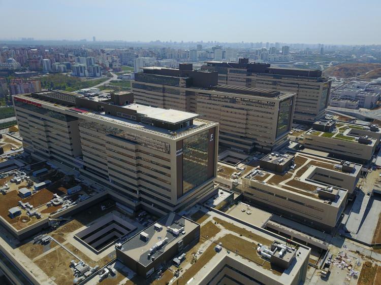 <p> Başakşehir Şehir Hastanesi'nin 20 Mayıs'ta tam kapasite ile hizmete girmesi planlanıyor. Yaklaşık 1 milyon metrekare kapalı inşaat alanında yapılan çalışmalar havadan da fotoğraflandı. </p>