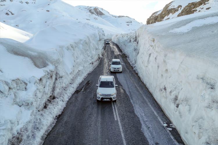 <p>Yolunun s&uuml;rekli kapanması nedeniyle adeta d&uuml;nyayla bağlantısı kesilen ve halk arasında "9. gezegen" olarak adlandırılan Bah&ccedil;esaray, son yılların en &ccedil;etin kışını geride bıraktı.<br />
&nbsp;</p>
