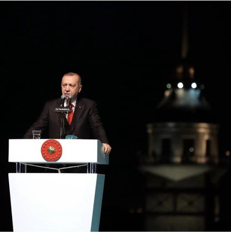 <p>Twitter'da gece saatlerinde başlatılan Gecenin Erdoğan Fotoğrafı adlı etikete yüz binlerce yorum ve fotoğraf yağdı. Vatandaşlar, ünlü isimler, ünlü sayfalar hep birlikte en özel Erdoğan fotoğraflarını paylaştı. İşte onlardan bazıları...</p>