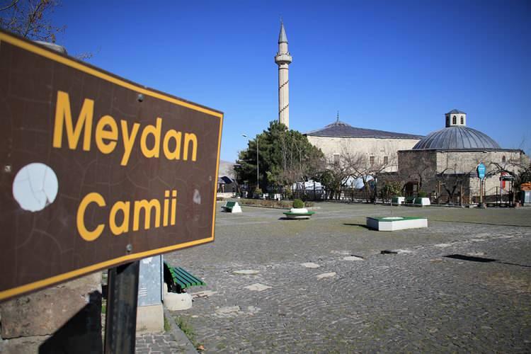 <p>Camilerden 5 vakit ezan sesinin y&uuml;kseldiği Harput&rsquo;un Muhtarı Z&uuml;lk&uuml;f Demirpolat, "&Ouml;ks&uuml;z kaldı" s&ouml;zleriyle durumu &ouml;zetledi.<br />
&nbsp;</p>
