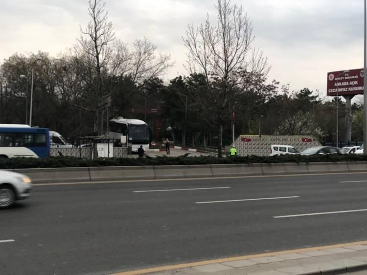 <p>Polis ve jandarma ekiplerinin geniş çaplı güvenlik tedbirleri eşliğinde maskeleri takılı bir şekilde sosyal mesafe kuralına uyularak otobüslere alınan hükümlüler daha sonra cezaevinden sivil otobüsler ile çıkarıldı.<br />
</p>