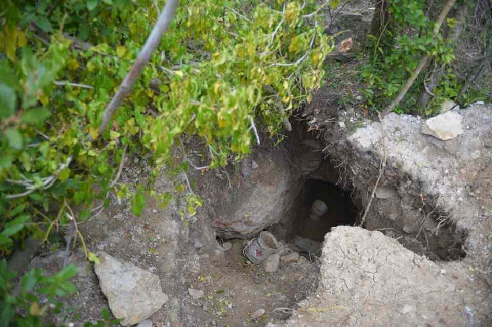 <p>Bizans döneminden kaldığı tahmin edilen su sarnıcı, definecilerin yeni adresi oldu. İstanbul Şile'de bulunan yapıya definecilerin 5 metre uzunluğunda tünel kazdığı ortaya çıktı.</p>
<p> </p>