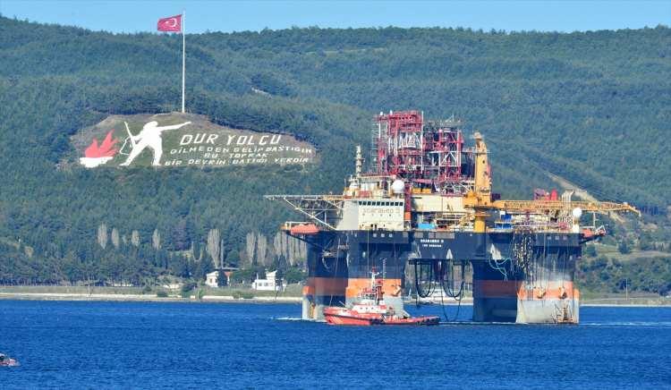 <p>Kıyı Emniyeti Genel Müdürlüğüne ait "Kurtarma-4", "Kurtarma-10" ve "Nazım Tur" römorkörleri ile "KEGM-9" hızlı tahlisiye botunun yanı sıra sahil güvenlik ekiplerinin refakat ettiği platformun geçişinin tamamlanmasının ardından boğaz trafiği normale dönecek.</p>