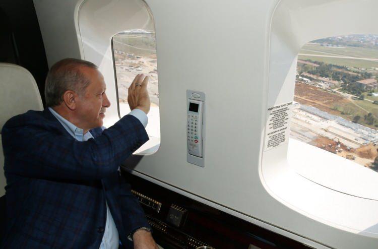 <p>Cumhurbaşkanı Erdoğan yapımı süren hastaneleri havadan böyle inceledi..</p>