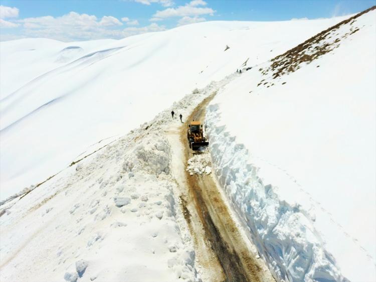 <p>Muş'ta karla mücadele ekipleri, nisan ortasında kar kalınlığının 10 metreyi bulduğu 2 bin 600 rakımlı Kurtik Dağı civarındaki köyler için alternatif yolların açılması için çalışmalarını sürdürüyor. </p>
<p> </p>