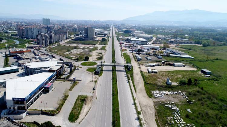 <p>Polis, cadde ve belirli noktalarda kontrollerini gün boyu aralıksız sürdürüyor. Özellikle sabah ve akşam saatlerinde İzmir, İstanbul ve Ankara caddelerinin yoğunluğunun yerini sessizlik aldı.</p>
