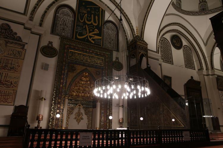 <p>Nice padişahlara, erenlere, dervişlere, mübarek zatlara ev sahipliği yapan, Hızır Aleyhisselam'ın da namaz kıldığı rivayet edilen Bursa Ulucami; Mescidi Haram, Mescidi Nebevi, Mescidi Aksa ve Emeviye Camisi'nden sonra İslam Dini'nde 5.makam olarak anılıyor.</p>