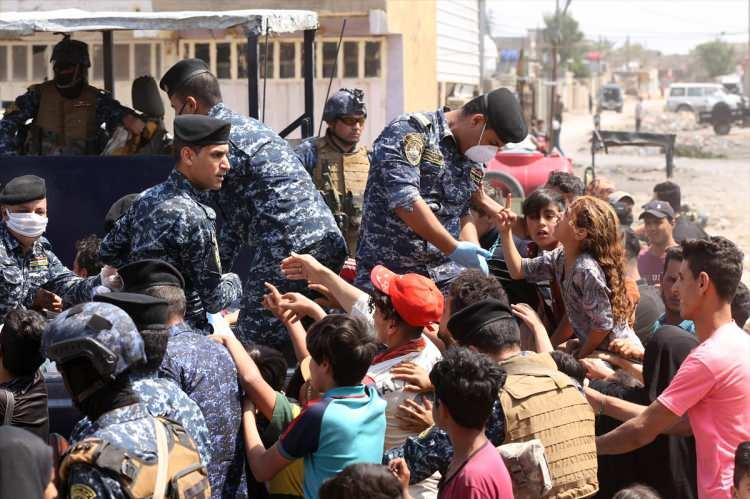 <p>Irak'ta yeni tip koronavirüse (Kovid-19) karşı alınan tedbirler sürdürülüyor. Sokağa çıkma yasağı devam eden başkent Bağdat'ın doğusundaki Tarık Semti'nde, Federal Polis Dairesi tarafından ihtiyaç sahibi ailelere gıda yardımı yapıldı.</p>

<p> </p>
