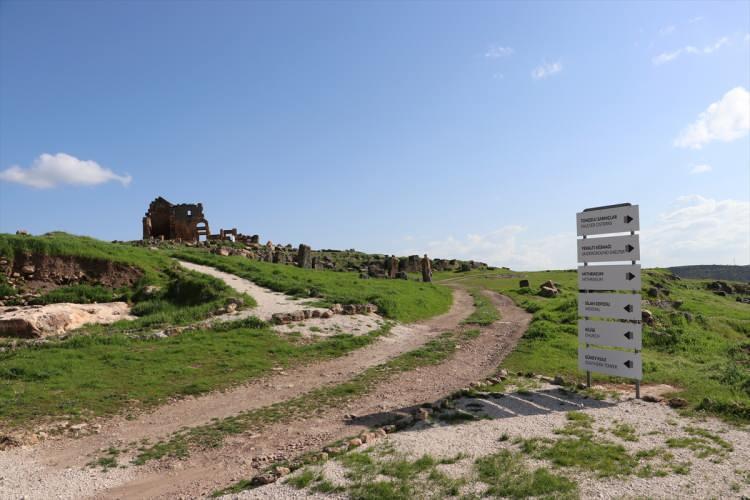 <p>Zerzevan Kalesi'nin bölge ve Diyarbakır için çok önemli olduğunu ifade eden Coşkun, tarihi kalenin UNESCO Dünya Mirası Geçici Listesi'ne girmesinin mutluluğunu yaşadıklarını belirtti.</p>
