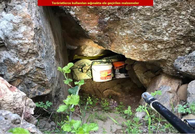 <p>Sığınakta, ele geçirilen plastik kova içerisine dijital saat kullanılarak hazırlanmış zaman ayarlı el yapımı patlayıcı, Patlayıcı Madde İmha Timi tarafından emniyetli şekilde yerinde imha edildi.</p>
<p> </p>