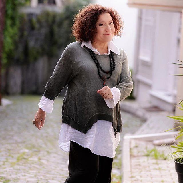 <p>Dizi oyunculuğu yapmak gibi bir niyeti olmayan Şşamlıoğlu, Devlet Tiyatroları'nda oyuncu ve yönetmen aynı zamanda Ankara Devlet Konservatuvarı'nda da akademisyenlik yaparken, Melek Baykal'ın ricası üzerine teklifi kabul etti. Şamlıoğlu, günlük dizi olduğu ve sabah erken yayınlandığı için yüksek bir izlerlik alacağını düşünmeyerek razı olmuştu. Ama hiç de umduğu gibi olmadı.</p>