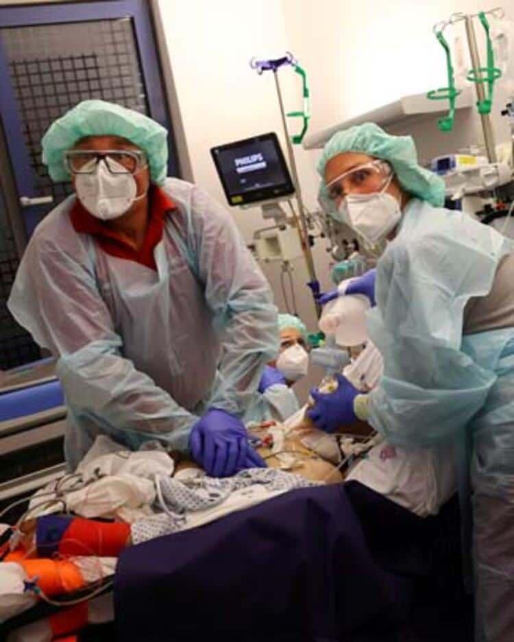 <p>50 yaşındaki bu hemşire de, Nittla solunum cihazının fişini çektikten 5 dakika sonra hayatını kaybetmişti: "Ekrandaki yanıp sönen ışığa bakarken kalp atış sayısının sıfıra indiğini, ardından çizginin dümdüz olduğunu gördüm."</p>

<ul>
</ul>

