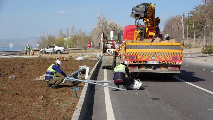<p>Salgından dolayı çalışan personelin sağlık, hijyen ve sosyal mesafe kurallarına dikkat ettiğini ifade eden Doğan, “Ülkece korona virüsle mücadele ettiğimiz bugünlerde VEDAŞ ailesi olarak hayatın enerjisinin kesilmemesi için arza, onarım ve bakım çalışmalarımıza devam etmekteyiz.</p>