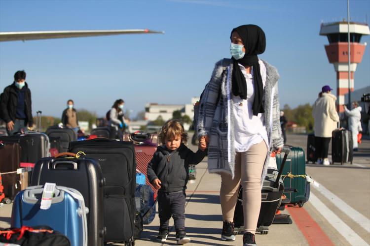 <p>Yurt dışından getirilenler, daha sonra apronda bekletilen otobüslerle karantina sürecini geçirecekleri Kredi ve Yurtlar Kurumu yurduna yerleştirilmek üzere Tokat'a gönderildi.</p>
