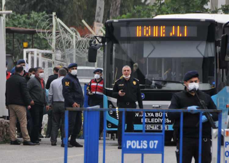 <p> Antalya Açık Ceza İnfaz Kurumu'ndan tahliyeler başladı</p>