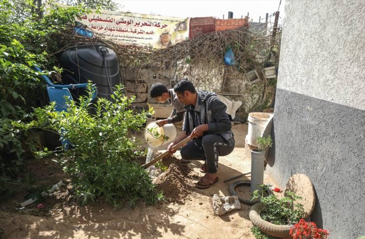<p>Gazze'nin güneyindeki Refah Sınır Kapısı'ndan bölgeye geldikten sonra Sağlık Bakanlığının zorunlu karantinasında 21 gün geçiren Muhammed Ebu Rayide (40), yaklaşık 1 hafta önce süresini doldurup evine geçtiğini ve evde karantina günlerine başladıklarını söyledi.</p>
<p> </p>