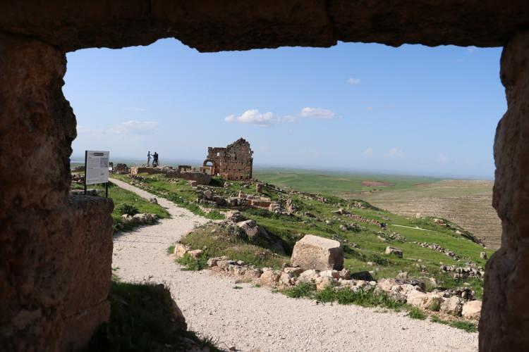 <p>Askeri yerleşim antik yol güzergahında, 124 metre yükseklikteki kayalık tepede bulunan Zerzevan Kalesi, Amida ile Dara arasında stratejik bir noktada yer alıyor. </p>
