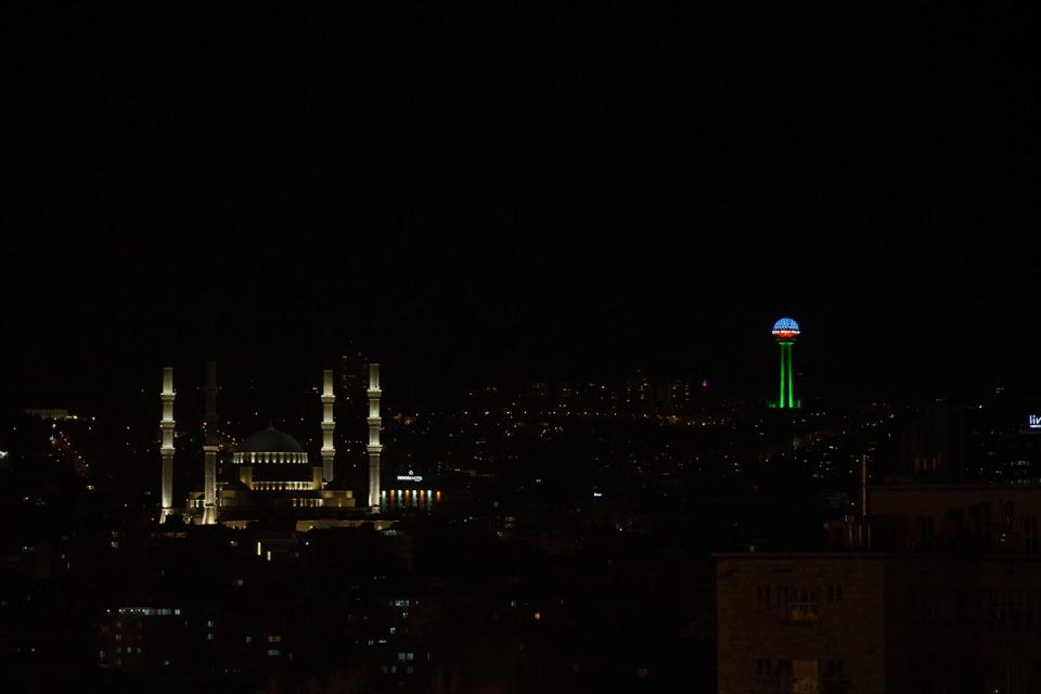 <p>Türkiye de bu jest üzerine Azerbaycan ile olan yakınlığını, dayanışmasını ve kardeşliğini simgelemesi amacıyla Atakule'yi, kardeş ülkenin bayrağının mavi, kırmızı ve yeşil renkleriyle aydınlattı.</p>
<p> </p>