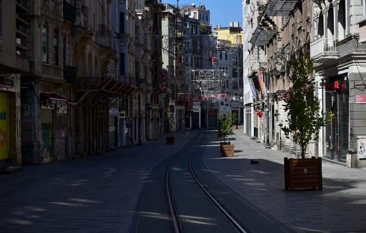 <p> İstanbul’un kalbi olan İstiklal Caddesi’nin koronavirüs öncesinde ve sonrasında çekilen fotoğraf kareleriyle virüsün etkisini gözler önüne serdi.</p>