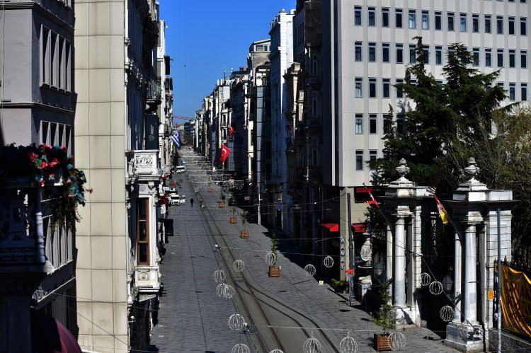 <p>Tüm dünyayı etkisi altına alan koronavirüs salgını ünlü caddeleri ve meydanları da boş bıraktı. Koronavirüs salgını nedeniyle ikinci kez ilan edilen sokağa çıkma kısıtlamasıyla İstanbul’un en kalabalık meydanları da boş ve ıssız kaldı.</p>