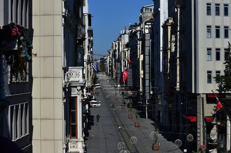 <p>Kısıtlamanın ikinci gününde İstiklal Caddesi’nin boş hali dikkat çekti. Her yıl milyonlarca turistin ziyaret ettiği ve günün her saati kalabalık olan İstiklal Caddesi’nin 2019’da çekilen fotoğrafıyla bugün çekilen boş fotoğrafları ilginç görüntüler oluşturdu.</p>